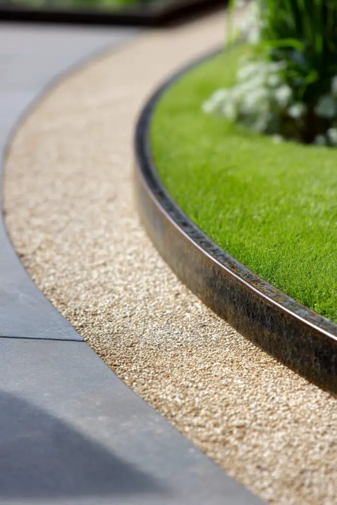 Lawn Edging Ideas for a Neat Backyard 4 Lawn Edging Ideas for a Neat Backyard